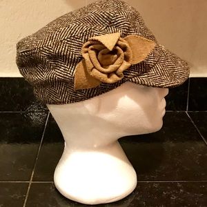 ⭐️HP⭐️Brown tweed Cloche cap w/tan rose, OS, NWOT